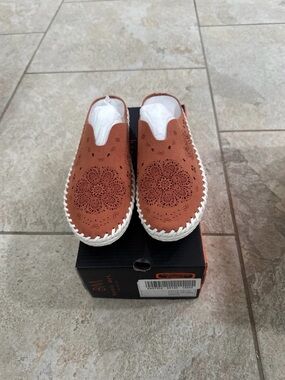 Bernie Mev Women's TW168 Mule Size US 8 1/2 (EU 39) Nectarine NEW